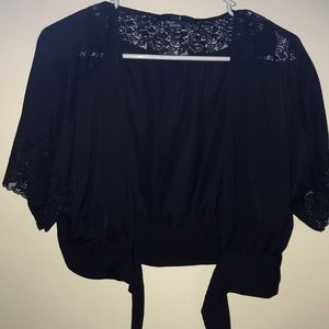 Crop lace waist tie top.